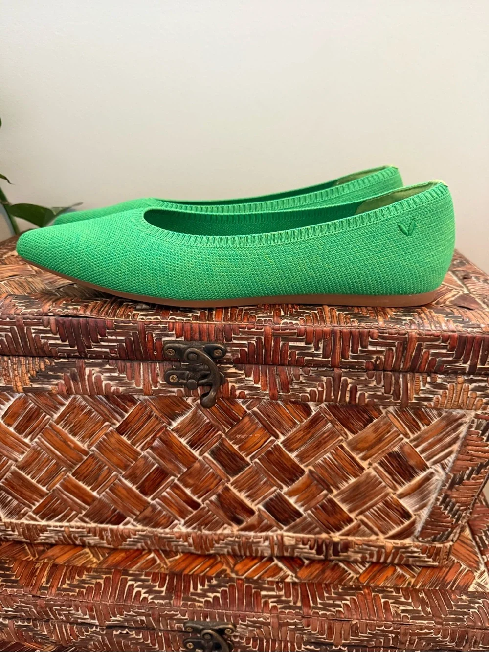 VIVAIA Aria 5° Lightweight Vibrant Green Pointed Ballet Flats US sz 11/ EU sz 43
